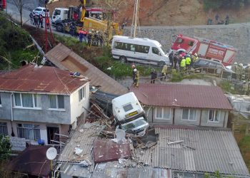 Sarıyer’de TIR evin üstüne uçtu!