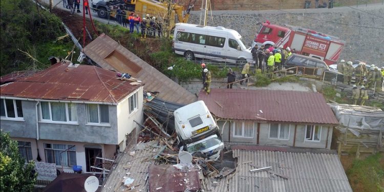 Sarıyer’de TIR evin üstüne uçtu!