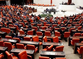 Seçim kanunu görüşülürken AKP’li vekiller maç izlemişler