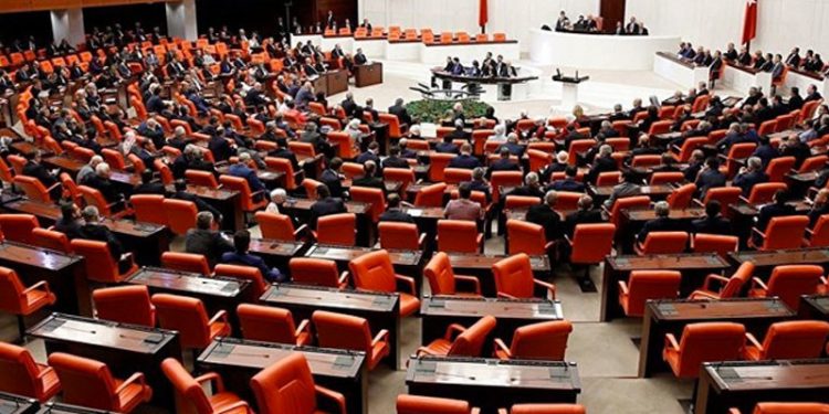 Seçim kanunu görüşülürken AKP’li vekiller maç izlemişler