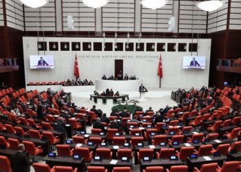 Se&ccedil;im yasası g&ouml;r&uuml;ş&uuml;l&uuml;rken AKP'li milletvekilleri ma&ccedil; izlemeye gitmiş