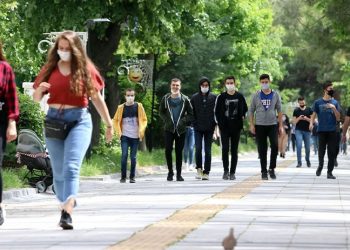 Seçmen sayısı 13 milyonu bulan Z kuşağı iktidara mesafeli: Vaatlere karınları tok