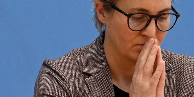 Sol Parti Eş Genel Başkanı görevini bıraktı