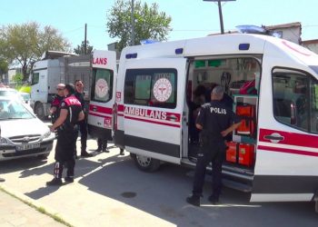 Sosyal medyada küfürleştiler, ara sokakta birbirlerine girdiler! 1'i ağır 2 yaralı