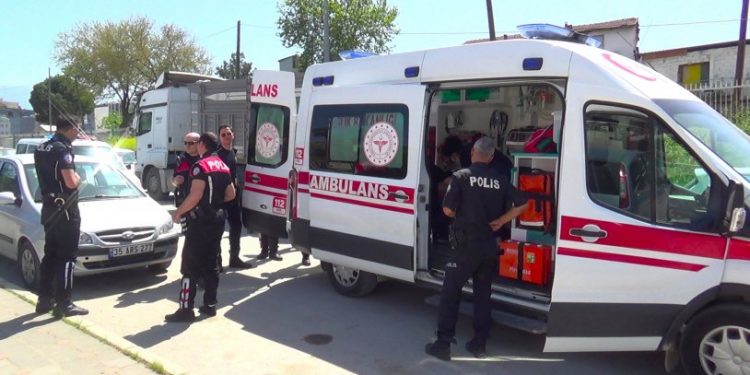 Sosyal medyada küfürleştiler, ara sokakta birbirlerine girdiler! 1'i ağır 2 yaralı