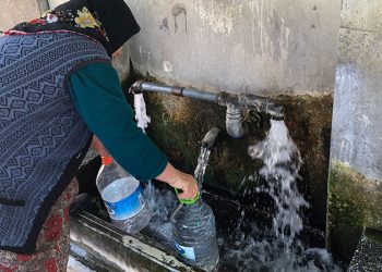Su zammı sonrası vatandaşlar çeşmeye koştu