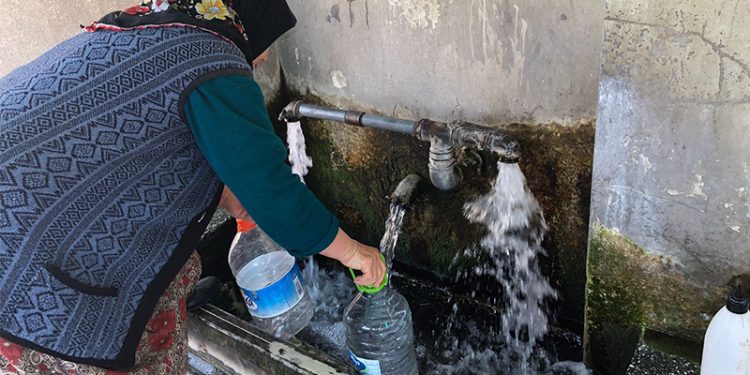 Su zammı sonrası vatandaşlar çeşmeye koştu