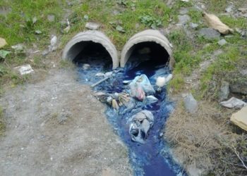 Sultangazi’de dere, lacivert renkte akıyor