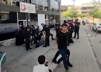 Suriyeli göçmenlerden Göç İdaresi binasına taşlı saldırı: 15 gözaltı