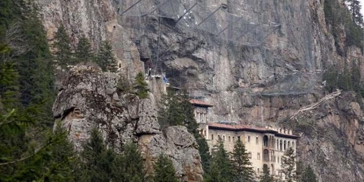 Sümela'da 360 tonluk kaya sabitlendi, kapılar açılıyor