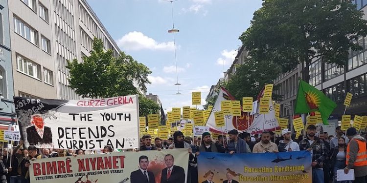 Sınırötesi harekat Düsseldorf'ta protesto edildi