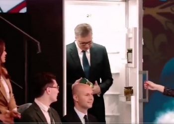 Sırbistan Cumhurbaşkanı, TV canlı yayınına buzdolabından çıkarak katıldı