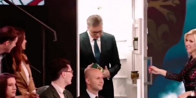 Sırbistan Cumhurbaşkanı, TV canlı yayınına buzdolabından çıkarak katıldı