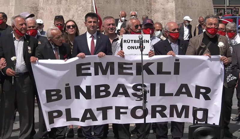 Türkiye'de bir ilk: Emekli binbaşılar maaşları için eylem yaptı