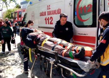 Televizyonun antenini ayarlamak için çatıya çıkan 73 yaşındaki adam, başka bir çatıya düştü