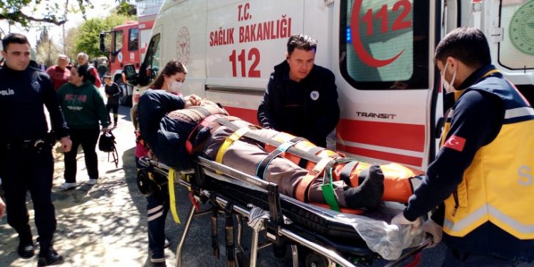 Televizyonun antenini ayarlamak için çatıya çıkan 73 yaşındaki adam, başka bir çatıya düştü