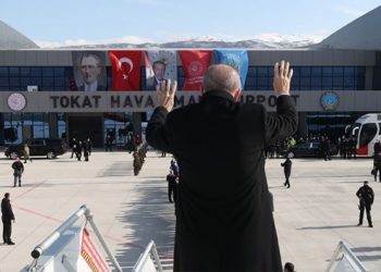 Tokat Havalimanı'na r&uuml;zgar nedeniyle u&ccedil;ak inemedi