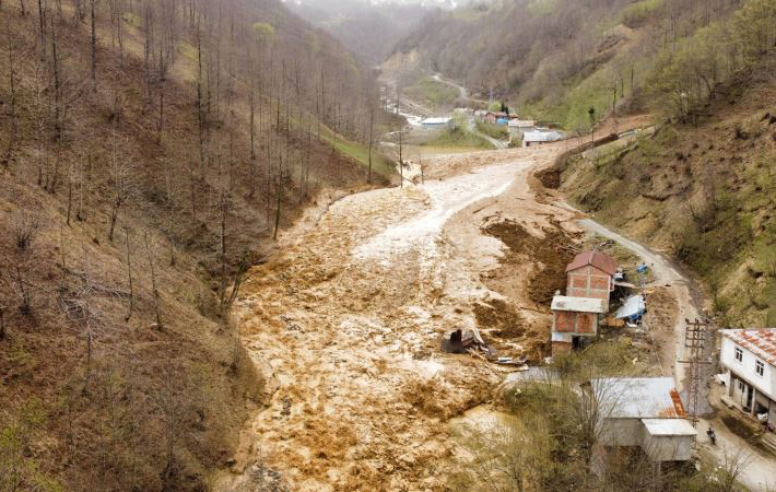 Trabzon’da heyelan; 5 ev toprak altında kaldı, 19 ev boşaltıldı