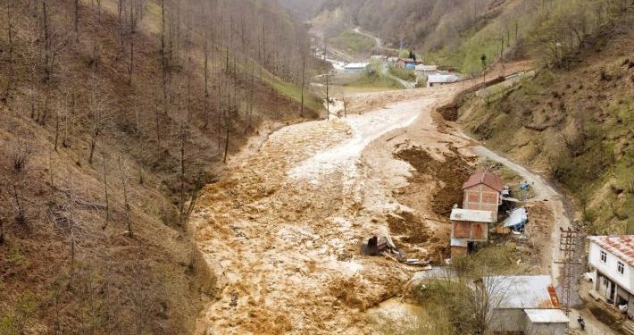 Trabzon’da heyelan; 5 ev toprak altında kaldı, 19 ev boşaltıldı