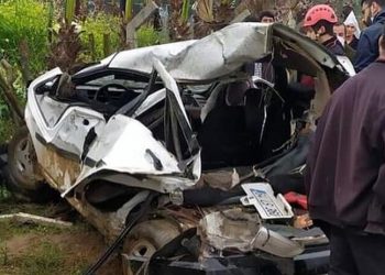 Tren otomobile çarptı: Baba ve oğlu yaralı