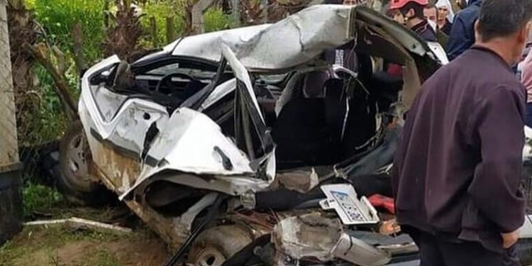 Tren otomobile çarptı: Baba ve oğlu yaralı