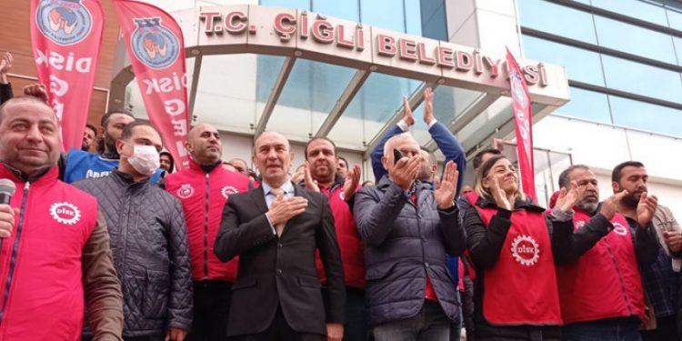 Tunç Soyer'den grevdeki belediye işçilerine: Çığlığınızı duydum ve geldim, yanınızdayım