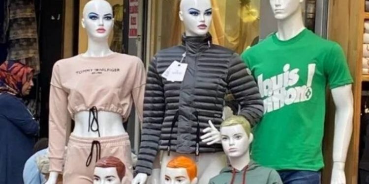 Turistlerin ilgisine kalan Mahmutpaşa, sahte ürünlere mahkum oldu