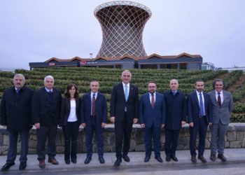 Turizm Bakanı Ersoy'dan 47 milyon TL'lik çay bardağına ziyaret