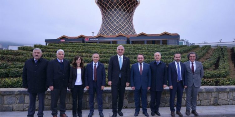 Turizm Bakanı Ersoy'dan 47 milyon TL'lik çay bardağına ziyaret