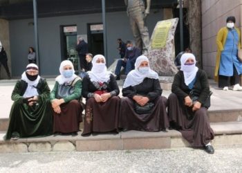 Tutuklu aileleri İzmir Adliyesi önünde: Talepler kabul edilsin