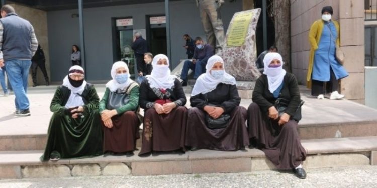 Tutuklu aileleri İzmir Adliyesi önünde: Talepler kabul edilsin