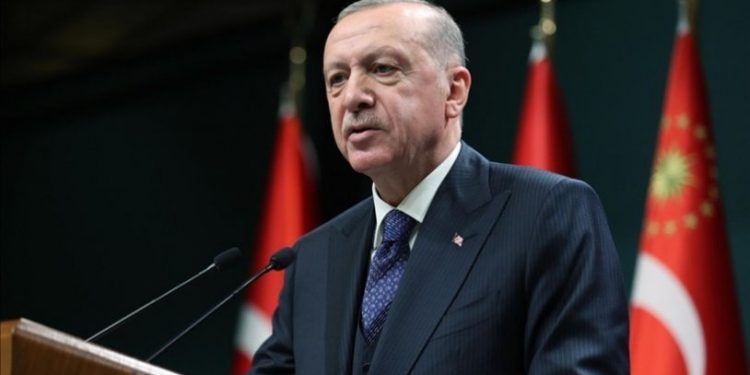 TÜİK'in 3 milyonun üzerinde işsizlik rakamlarına rağmen, Erdoğan, 'Herkesin iş bulabildiği bir ülkedeyiz' dedi
