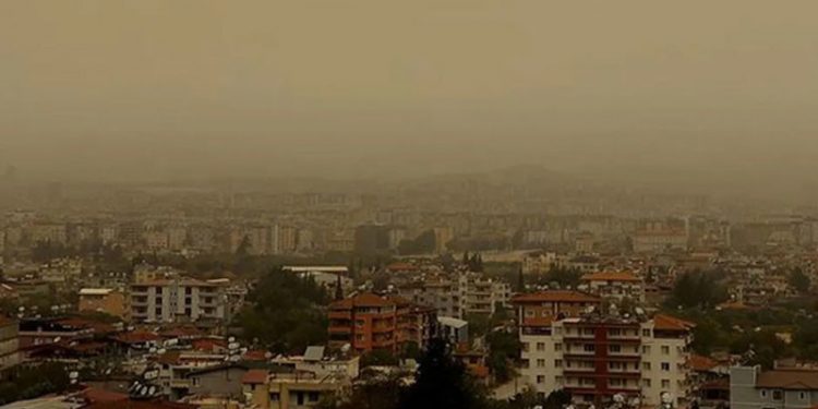 Türkiye yeniden yağışlı havanın etkisi altına girecek, salı gününe kadar toz taşınımı etkili olacak