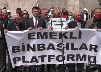 Türkiye'de bir ilk: Emekli binbaşılar maaşları için eylem yaptı