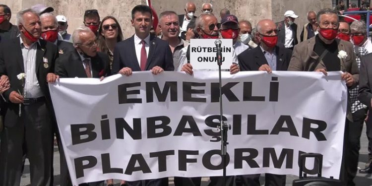 Türkiye'de bir ilk: Emekli binbaşılar maaşları için eylem yaptı
