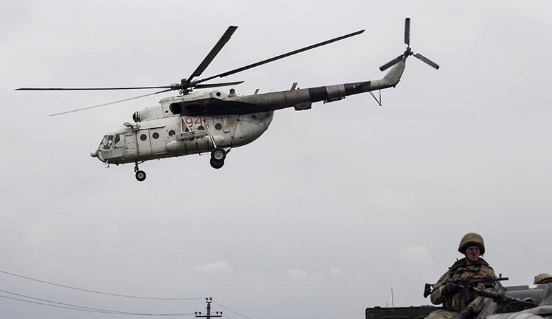 Ukrayna helikopterleri Rus hava savunmasını atlatıp petrol deposunu vurdu