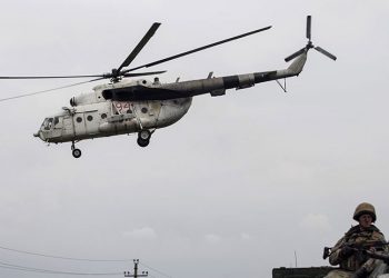 Ukrayna helikopterleri Rus hava savunmasını atlatıp petrol deposunu vurdu