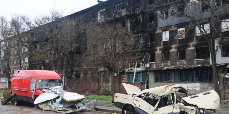 Ukrayna savaşı: Rusya, Mariupol'deki Ukrayna kuvvetlerine teslim olmaları için süre tanıdı