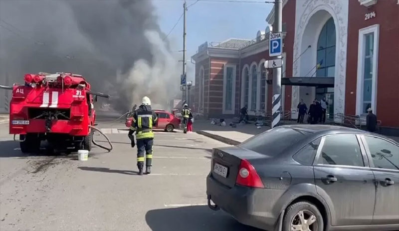 Ukrayna'da sivillerin tahliye edildiği tren istasyonuna füzeyle saldırı: Ölü ve yaralılar var