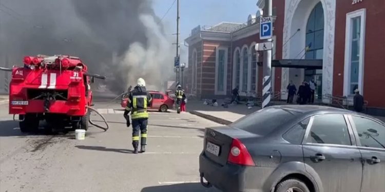 Ukrayna'da sivillerin tahliye edildiği tren istasyonuna füzeyle saldırı: Ölü ve yaralılar var
