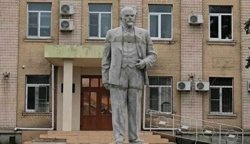 Ukrayna'nın Henichesk kentinde Lenin’in heykeli dikildi