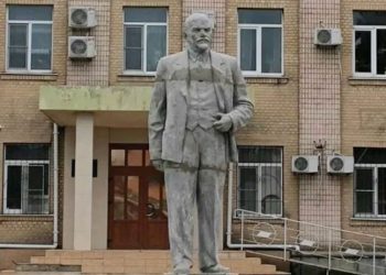 Ukrayna'nın Henichesk kentinde Lenin’in heykeli dikildi