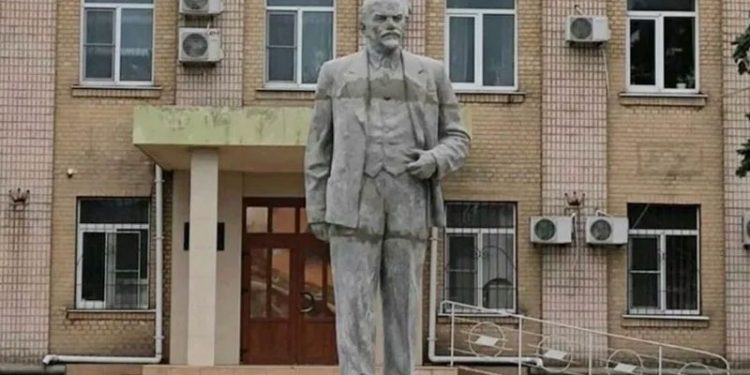 Ukrayna'nın Henichesk kentinde Lenin’in heykeli dikildi