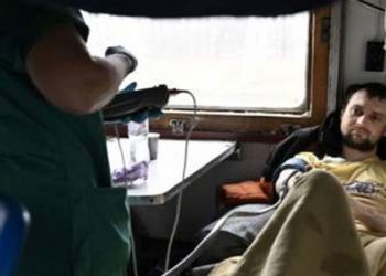 Ukrayna'nın doğusunda 48 yaralı ve yaşlı hasta, hastaneye dönüştürülen bir trenle kurtarıldı