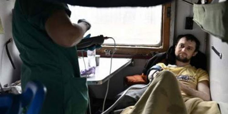 Ukrayna'nın doğusunda 48 yaralı ve yaşlı hasta, hastaneye dönüştürülen bir trenle kurtarıldı