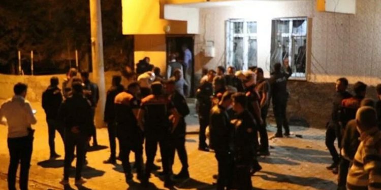 Urfa'da iftar sonrası komşular arasında taşlı sopalı kavga: 8 yaralı