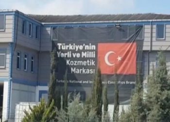 Uyuşturucudan tutuklanan Akat'ın fabrikasına 'yerli ve milli' afişi