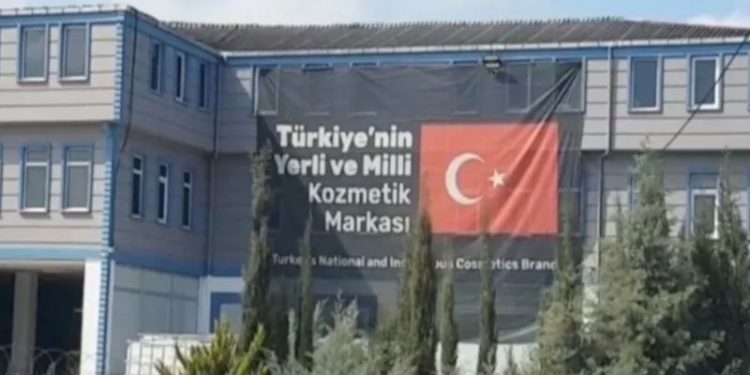 Uyuşturucudan tutuklanan Akat'ın fabrikasına 'yerli ve milli' afişi