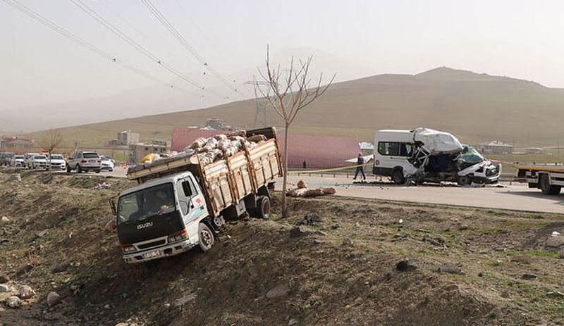 Van'da yolcu minibüsü kamyona çarptı: 3'ü ağır 13 yaralı