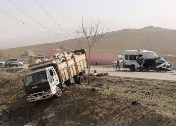 Van'da yolcu minibüsü kamyona çarptı: 3'ü ağır 13 yaralı
